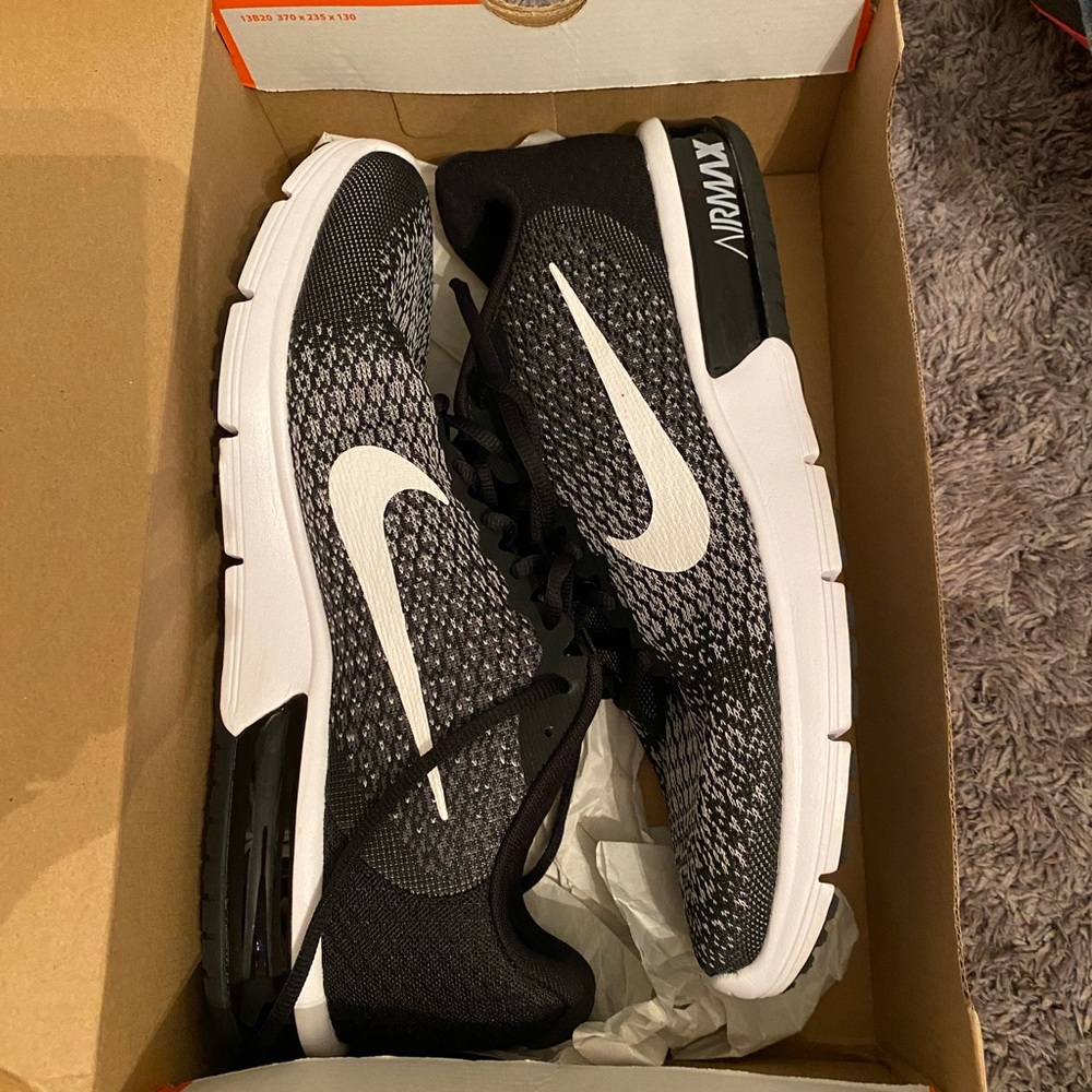 BRAND NEW Nike Air Max Sequent 2 Sneakers